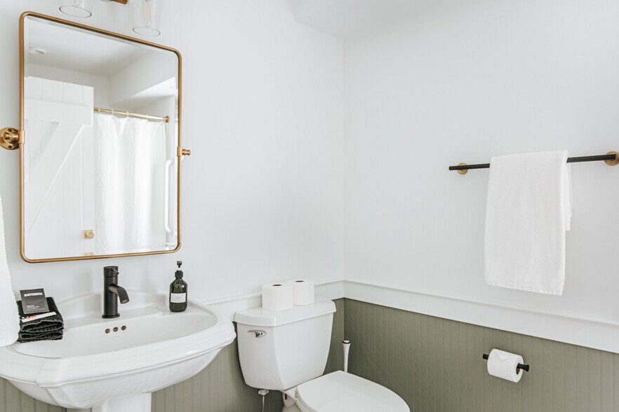 More Photos Of 1329 Commerce Rd, Staunton Hotel For Sale