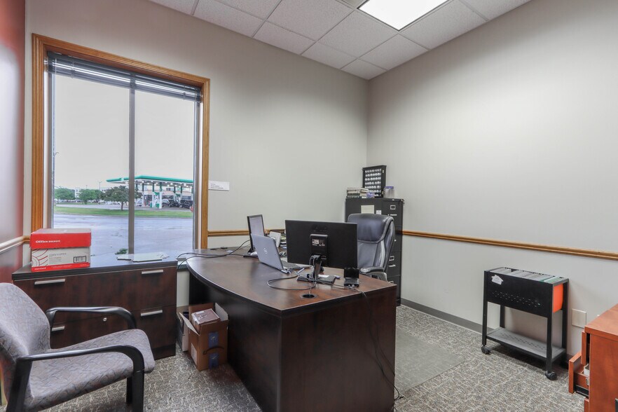 More Photos Of 10208 Park Plz, Rothschild Office For Lease