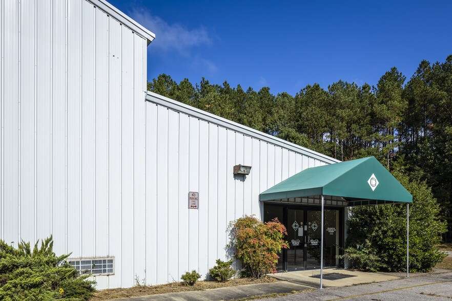 More Photos Of 24 Colonial Downs Pl, Alberta Veterinarian Kennel For Lease