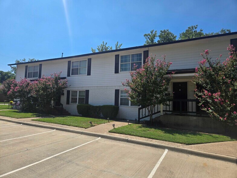 Primary Photo Of 210 Austin St, Grapevine Apartments For Sale