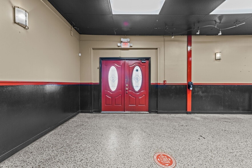 More Photos Of 607 S Main St, King Department Store For Lease