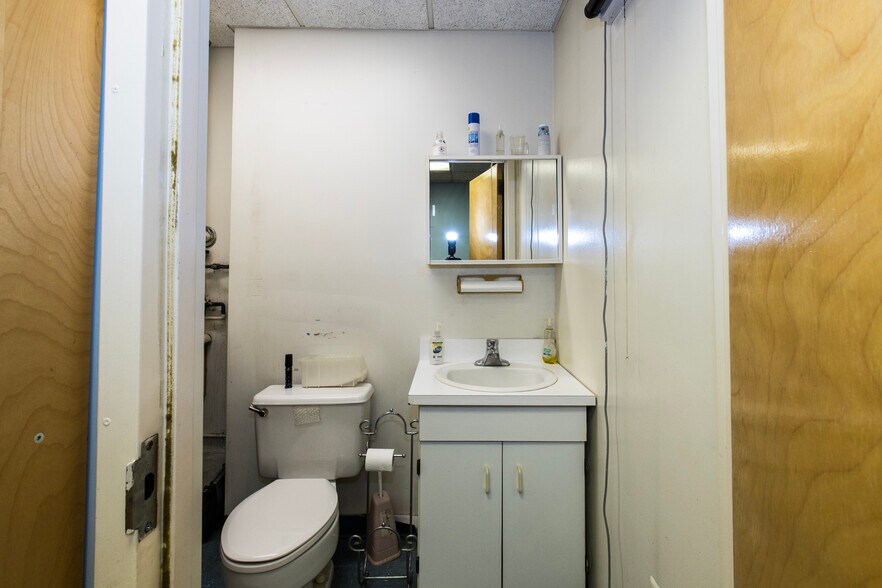 More Photos Of 812 N Wood Ave, Linden Office For Sale