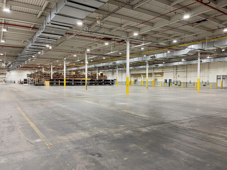 More Photos Of 327 Lewis St, Oxford Distribution For Lease