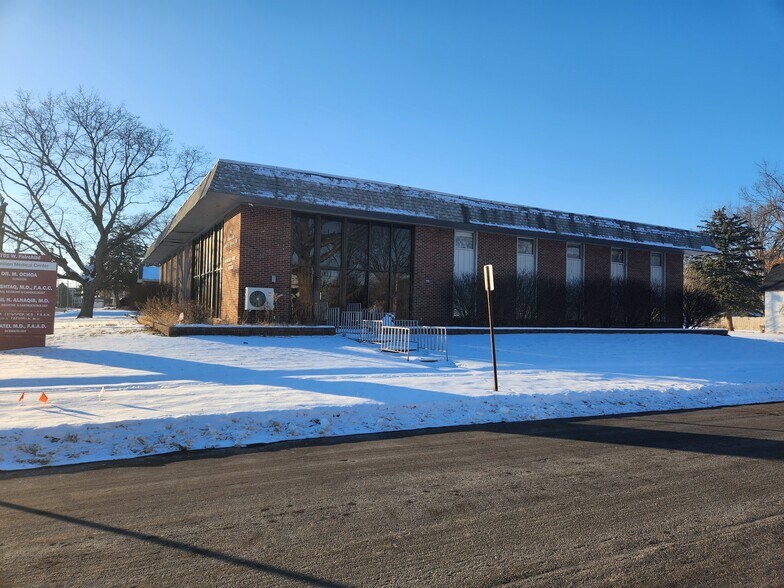 Primary Photo Of 701 W Fairchild St, Danville Medical For Lease