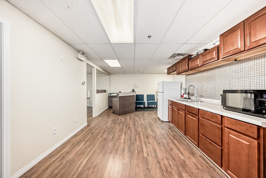 More Photos Of 1803 60th St SE, Calgary Mixed Retail For Sale