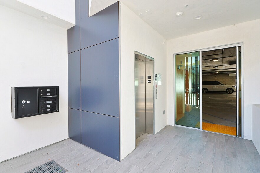More Photos Of 11259 Washington Blvd, Culver City Office For Sale
