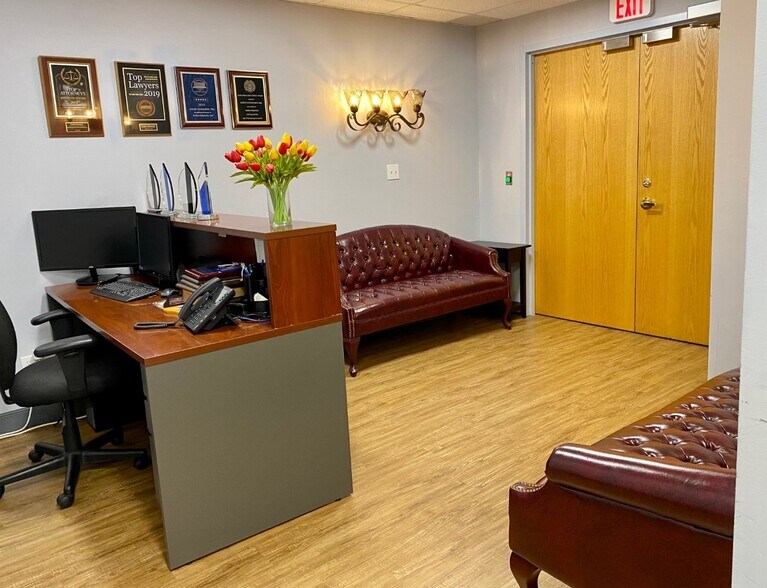 More Photos Of 170 Old Country Rd, Mineola Office For Lease