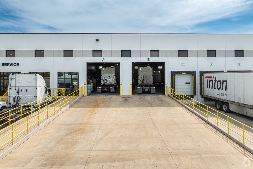 More Photos Of 525 Anderson Dr, Romeoville Warehouse For Sale