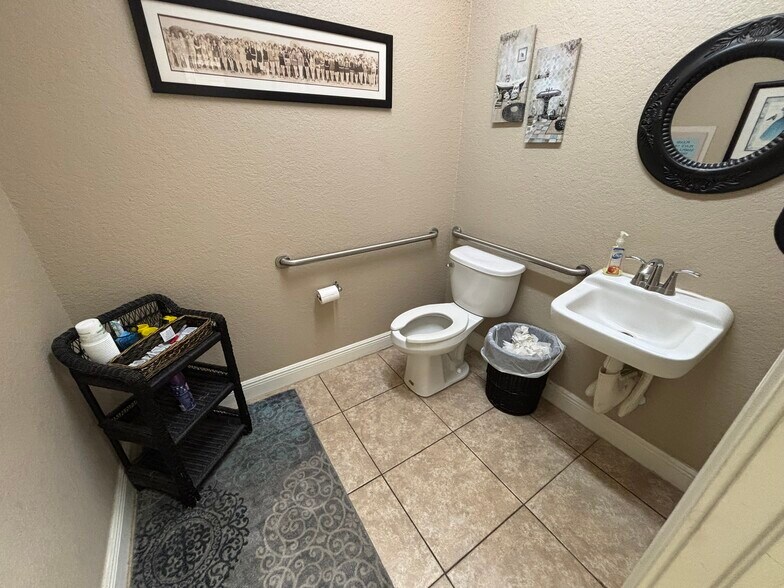 More Photos Of 7005-7011 Nightwalker Rd, Brooksville Medical For Lease