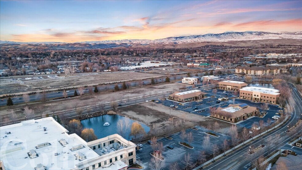 More Photos Of 441 E Riverside Dr, Eagle Restaurant For Lease