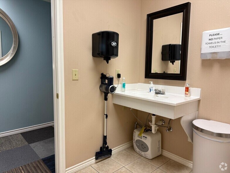 More Photos Of 116 S US Highway 281, Marble Falls Office For Lease