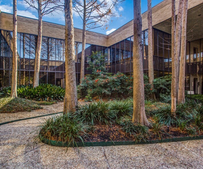 More Photos Of 7100 Regency Square Blvd, Houston Office For Lease