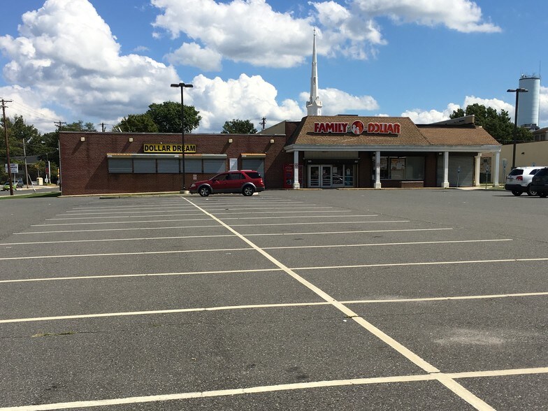 More Photos Of 110 5th St, Salem Freestanding For Lease