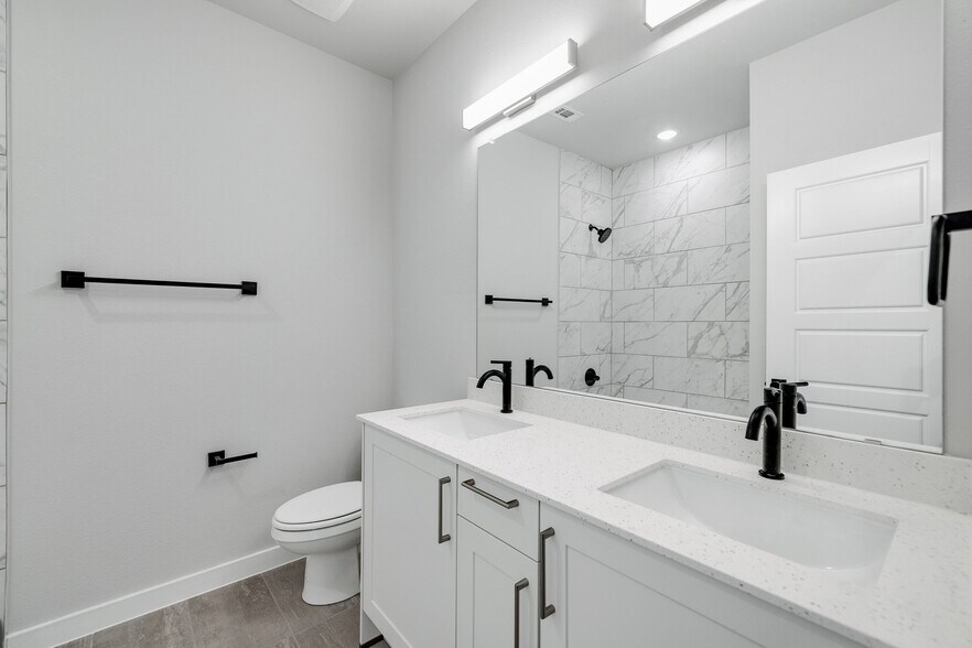 More Photos Of 651-655 Clovis St, Midlothian Apartments For Sale