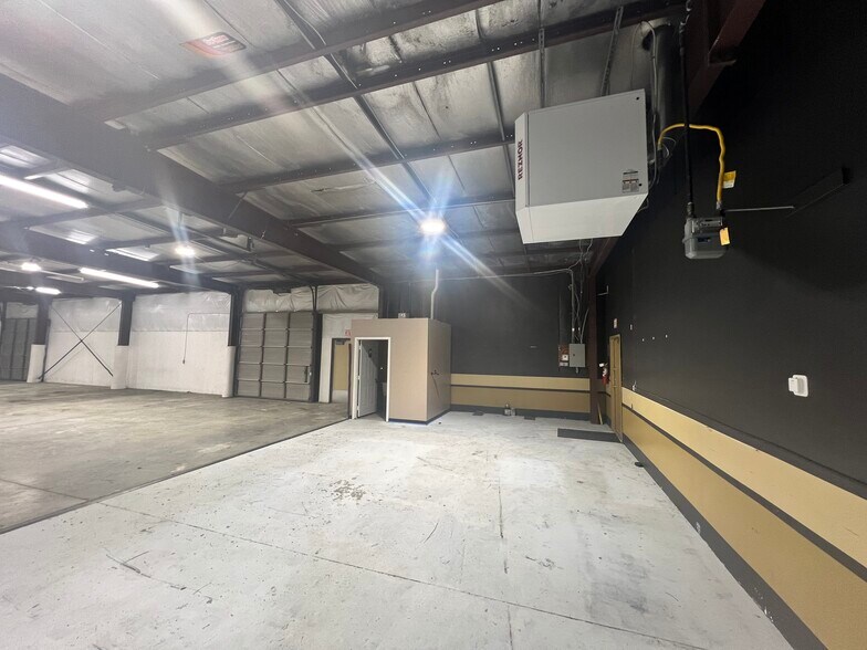 More Photos Of 1712 Brick Kiln Ln, Louisville Flex For Lease