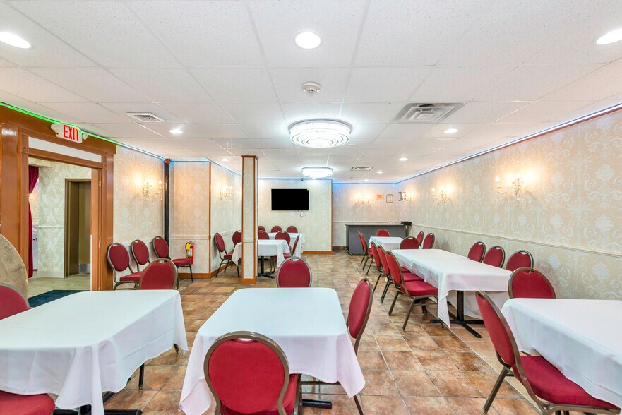 More Photos Of 2716 Hempstead Tpke, Levittown Restaurant For Sale