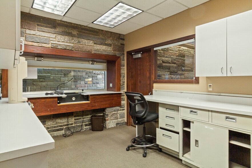 More Photos Of 17 1st Ave SW, Minot Bank For Sale