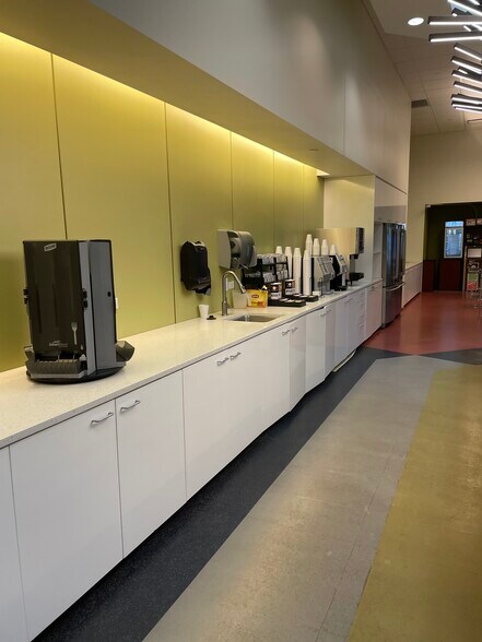 More Photos Of 49 W Maryland St, Indianapolis General Retail For Lease