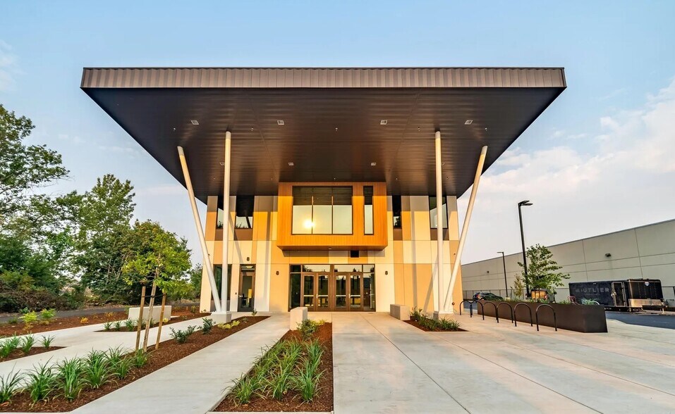 More Photos Of 3521 Avion Dr, Medford Flex For Lease