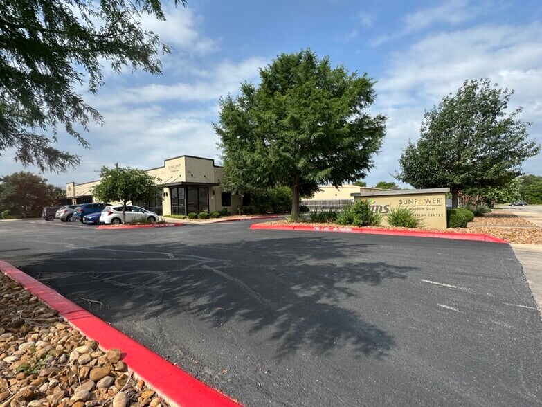 More Photos Of 4222 Gatecrest, San Antonio Light Distribution For Lease