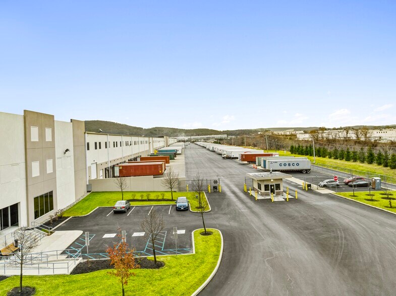 More Photos Of 3051 Commerce Center Blvd, Bethlehem Warehouse For Lease