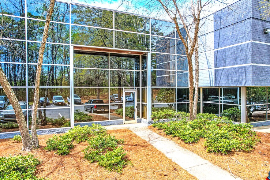 More Photos Of 9006 Perimeter Woods Dr, Charlotte Light Distribution For Lease