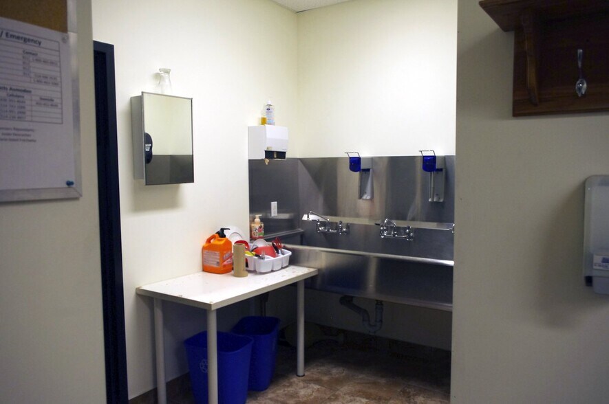 More Photos Of 31 Rue De La Coopérative, Rigaud Department Store For Lease