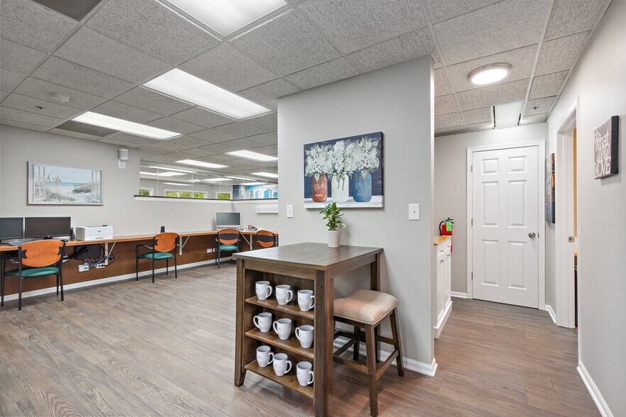 More Photos Of 1015-1025 W Wise Rd, Schaumburg Office For Sale