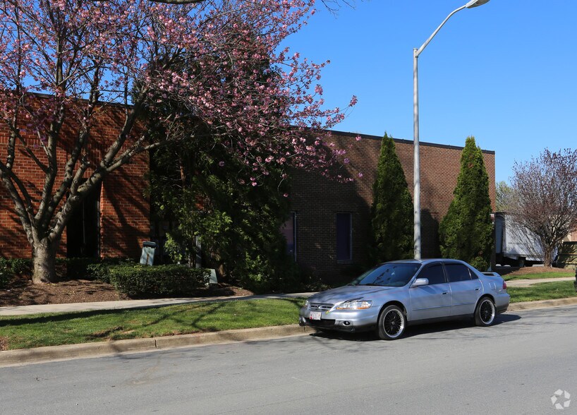 More Photos Of 7901-7953 Queenair Dr, Gaithersburg Warehouse For Lease