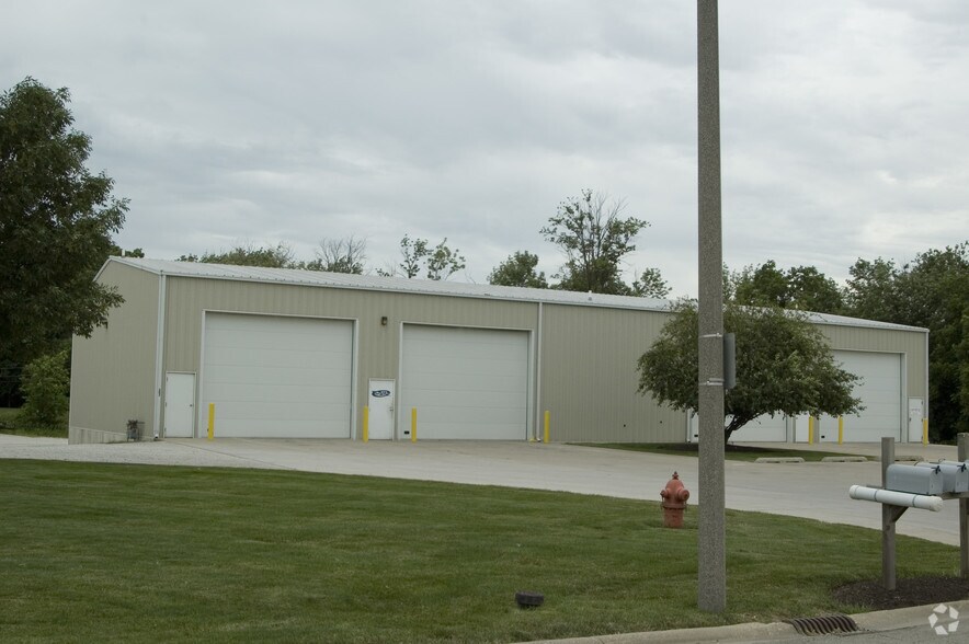 More Photos Of 303 Amendodge Dr, Shorewood Warehouse For Sale