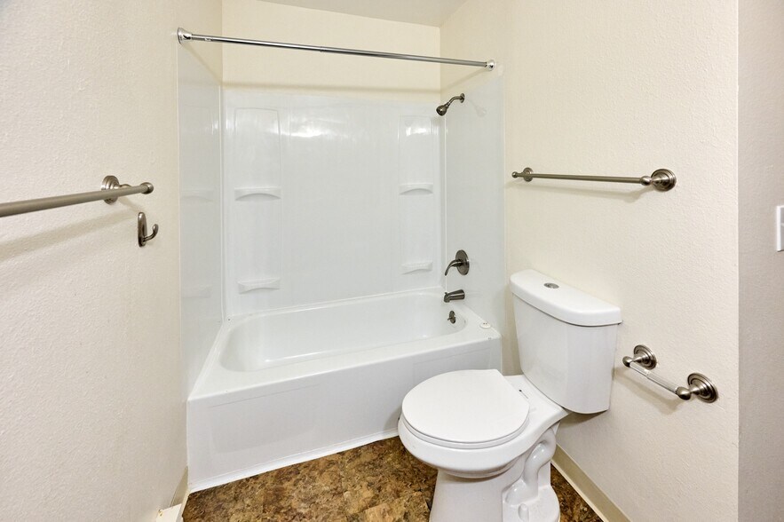 More Photos Of 1212-1214 Division St, Oregon City Apartments For Sale