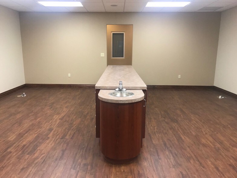 More Photos Of 2567 Valley View Ln, Dallas Medical For Sale