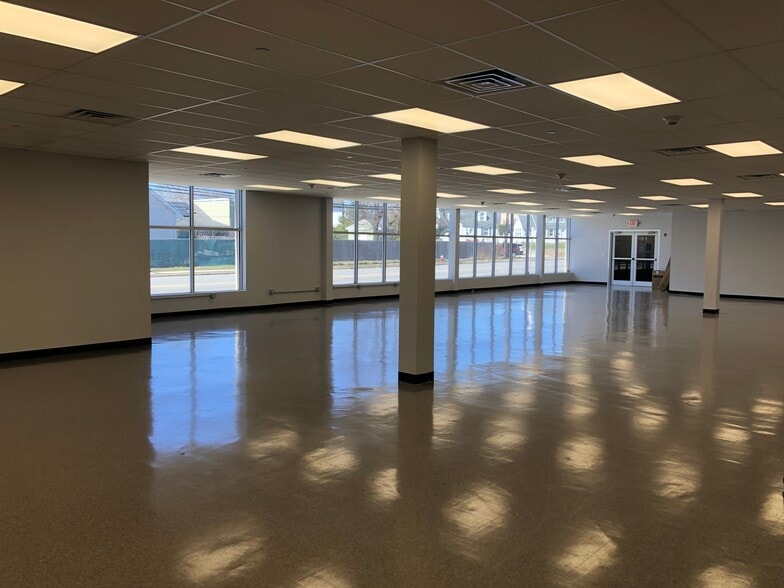 More Photos Of 595 S Broadway, Hicksville Warehouse For Lease