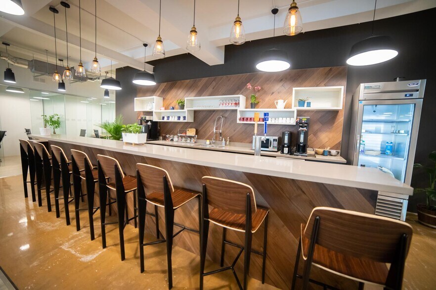 More Photos Of 146-152 Thirtieth St, Toronto Research And Development For Lease