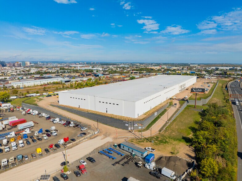 More Photos Of 105-161 Hyatt Ave, Newark Distribution For Lease