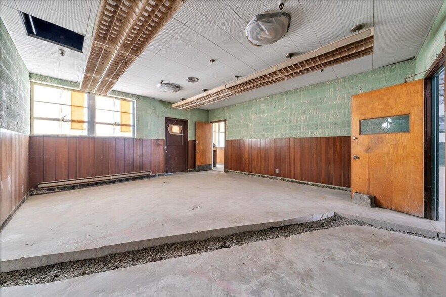 More Photos Of 231 S Colorado St, Salem Freestanding For Sale