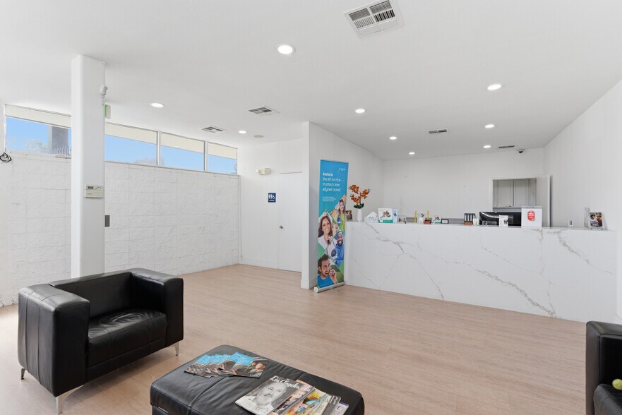 More Photos Of 19701 Ventura Blvd, Woodland Hills General Retail For Sale