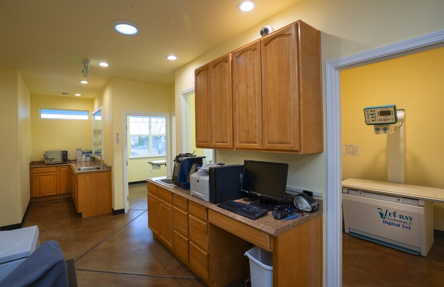 More Photos Of 660 N 7th Ave, Sequim Veterinarian Kennel For Sale