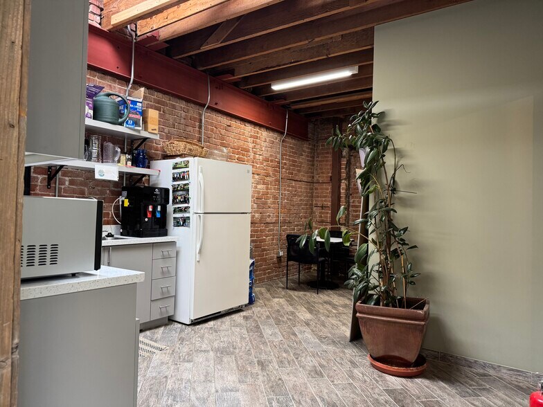 More Photos Of 914 Macdonald Ave, Richmond Storefront Retail Office For Lease