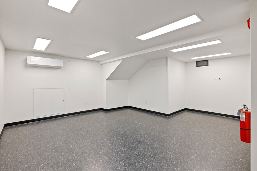 More Photos Of 22 Grinnell Plz, Sheridan General Retail For Lease