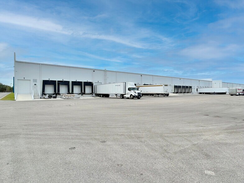 More Photos Of 16321 Domestic Ave, Fort Myers Industrial For Lease