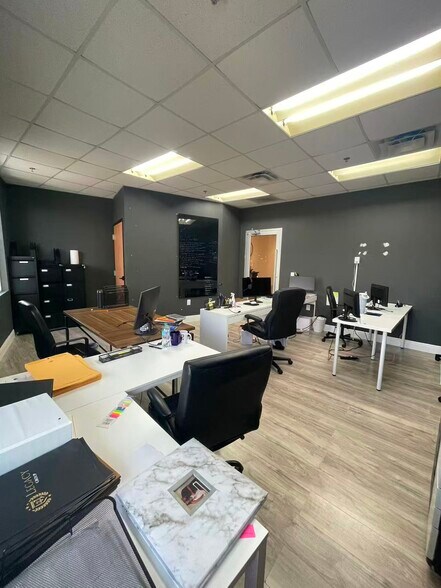 More Photos Of 7075 Kingspointe Pky, Orlando Showroom For Sale