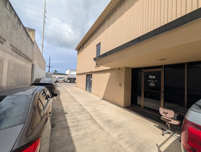 More Photos Of 1724 Hart St, Honolulu Warehouse For Lease