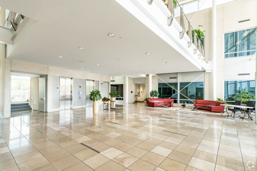 More Photos Of 810 Hester's Crossing, Round Rock Office For Lease