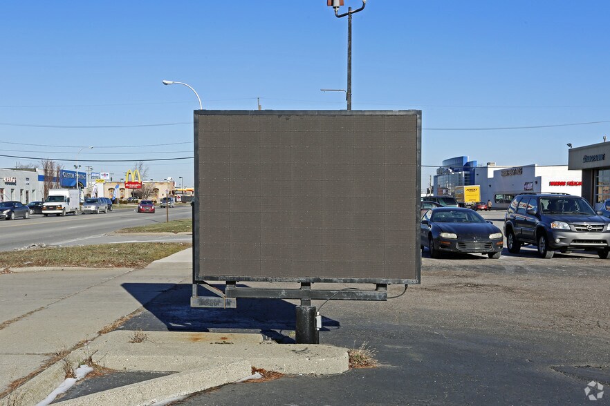 More Photos Of 32600 John R Rd, Madison Heights Freestanding For Lease