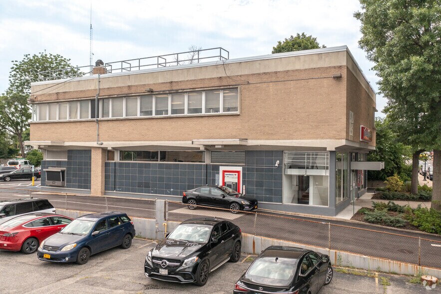More Photos Of 240 Plandome Rd, Manhasset Office For Lease