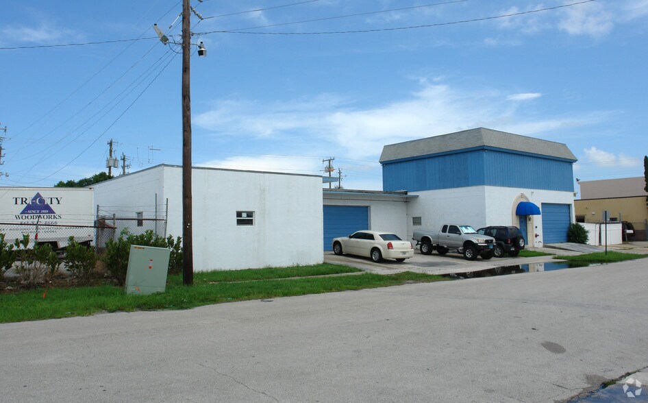 More Photos Of 117 Reed Rd, Lake Park Warehouse For Sale