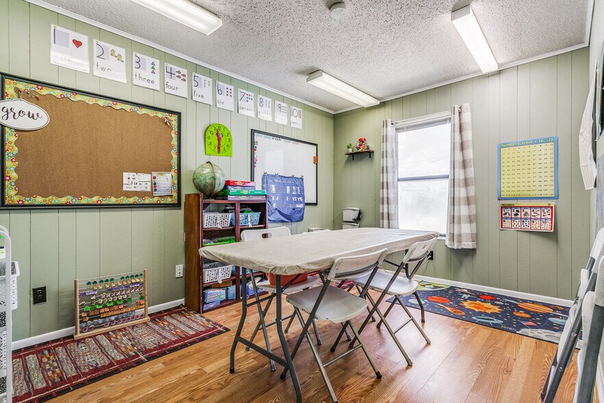 More Photos Of 901 Oak St, Jourdanton Freestanding For Sale