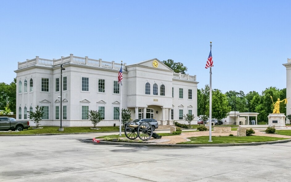 Primary Photo Of 815 W Davis St, Conroe Office For Sale