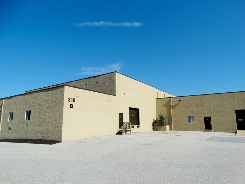 More Photos Of 300 Cornell Dr, Wilmington Flex For Sale